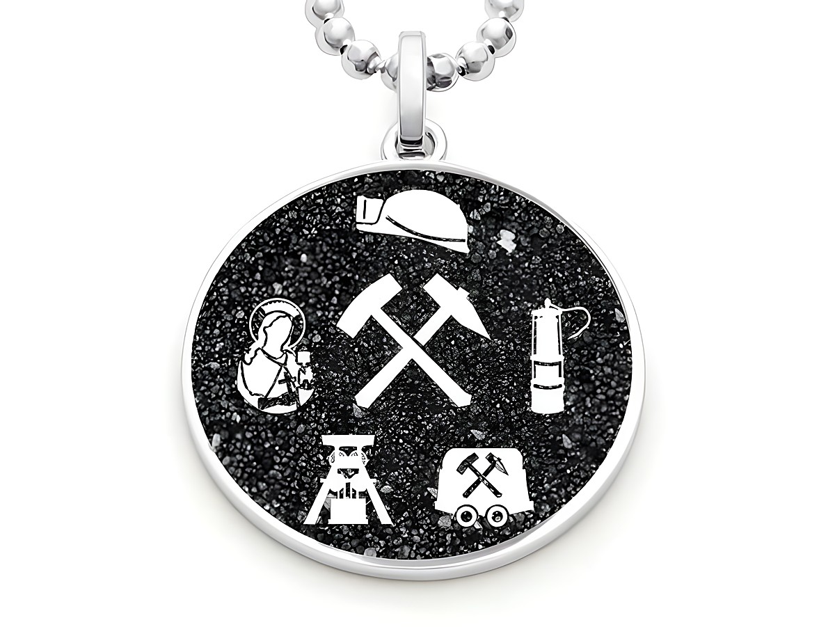 DUR Anhänger Glück auf aus Sterling Silber mit schwarzem Hintergrund, darauf abgebildet sind Symbole des Bergbaus wie Hammer, Helm und Bergmann, elegant und bedeutungsvoll.