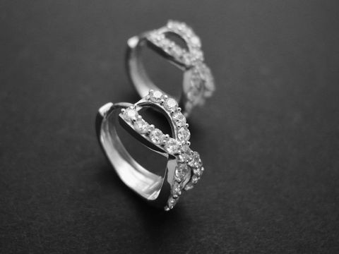Creolen Endless aus Sterling Silber rhodiniert mit Zirkonia, Durchmesser 1,5 cm, Hersteller Juwelier Harnisch, elegant und funkelnd, ideal für besondere Anlässe.