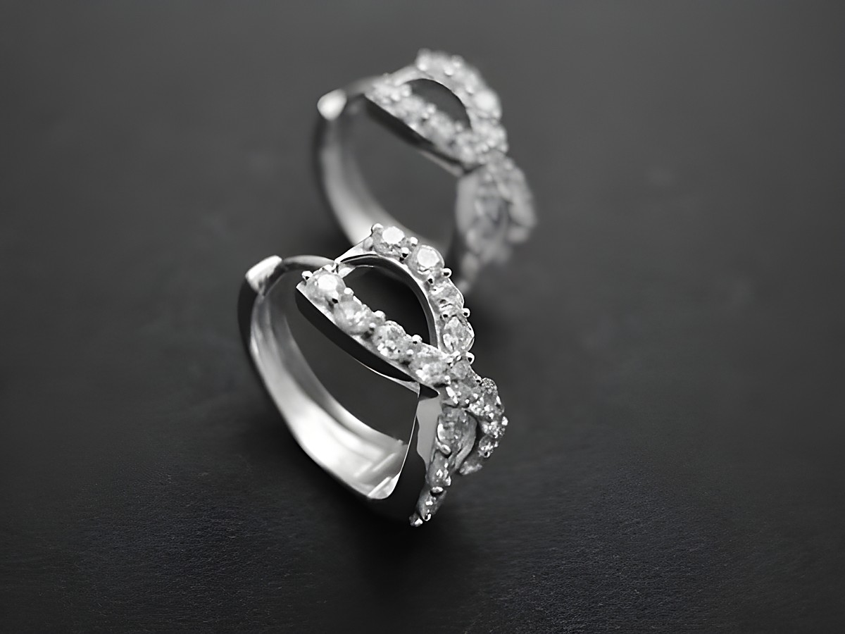 Creolen Endless aus Sterling Silber rhodiniert mit Zirkonia, Durchmesser 1,5 cm, Hersteller Juwelier Harnisch, elegant und funkelnd, ideal für besondere Anlässe.