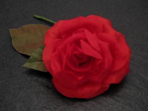 Opulenter Haarschmuck mit roter Textilrose von Juwelier Harnisch, ideal als Brosche oder Blumenaccessoire für besondere Anlässe.