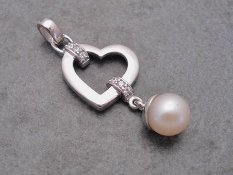 Silber Anhänger in Herzform mit einer Süßwasser Zuchtperle und Zirkonia, Hersteller Juwelier Harnisch, ein elegantes Schmuckstück für besondere Anlässe.