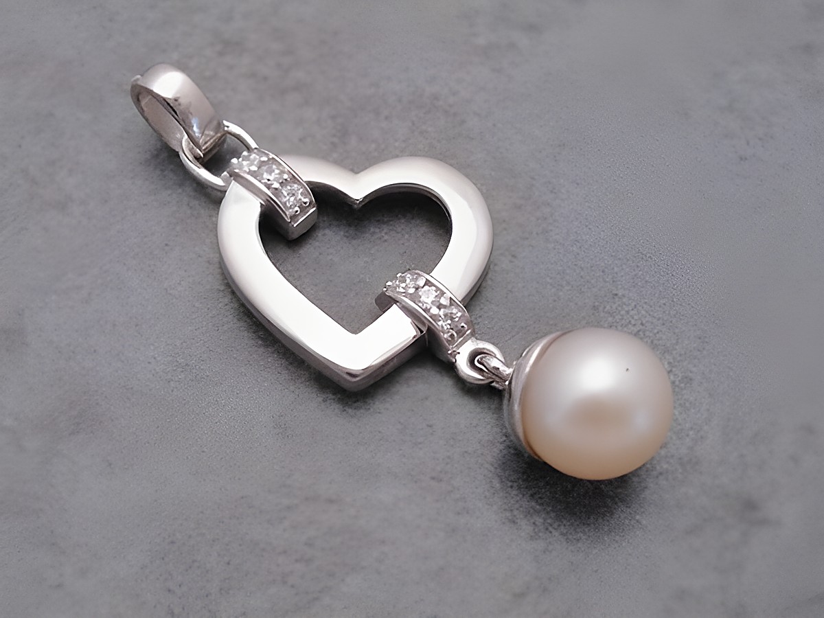 Silber Anhänger in Herzform mit einer Süßwasser Zuchtperle und Zirkonia, Hersteller Juwelier Harnisch, ein elegantes Schmuckstück für besondere Anlässe.