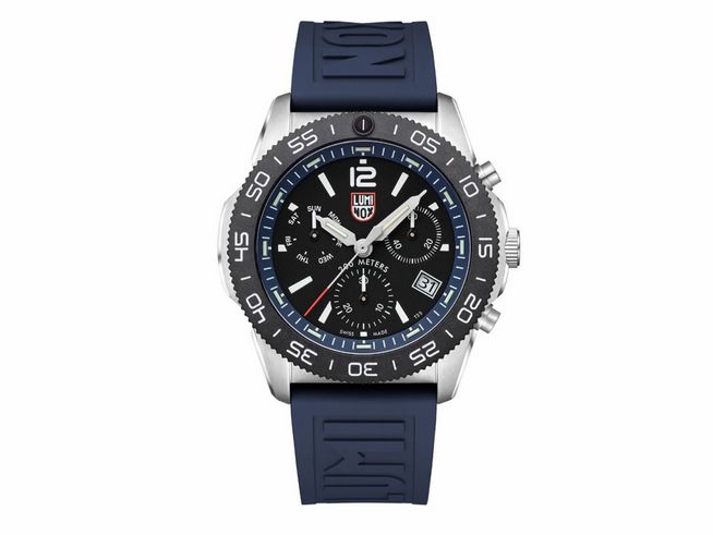 Luminox Uhr Pacific Diver Chrono 3140 Series XS.3143 mit schwarzem Ziffernblatt, robustem Gehäuse und blauem Silikonarmband, ideal für den Einsatz im Wasser und Outdoor-Aktivitäten.