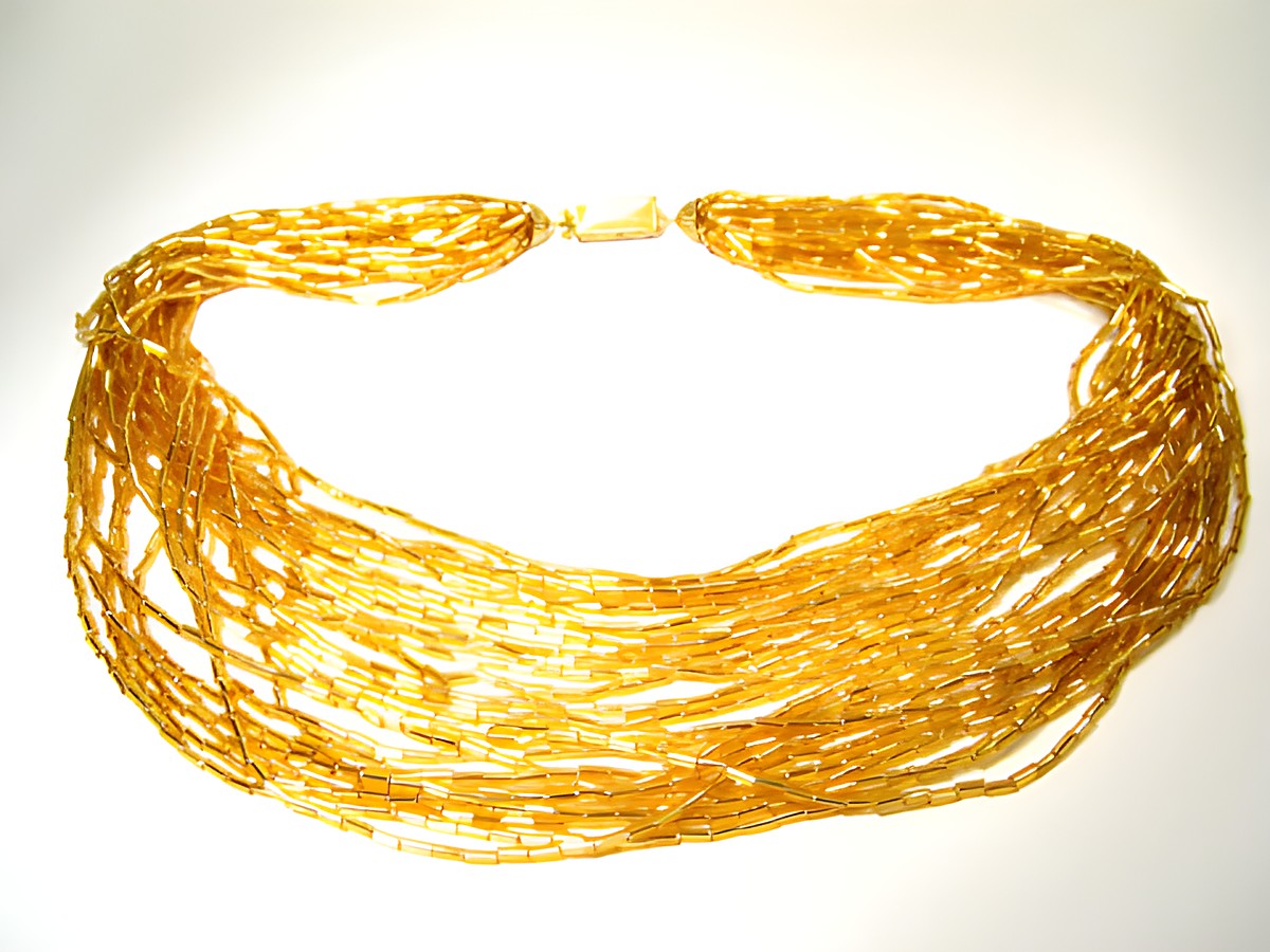 24-reihige Kette im Goldlook mit kleinen Perlen, gefertigt von Juwelier Harnisch, elegante Perlenkette für besondere Anlässe, glänzendes Design betont jedes Outfit.