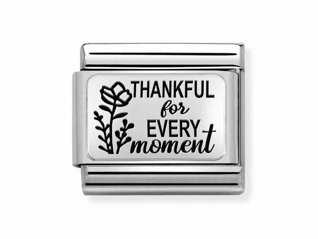 433011132-0 Silberner Charm von Nomination mit der Gravur Thankful for every moment und einem Blumenmuster, aus Edelstahl und Sterling Silber, Modellnummer 330111 32.