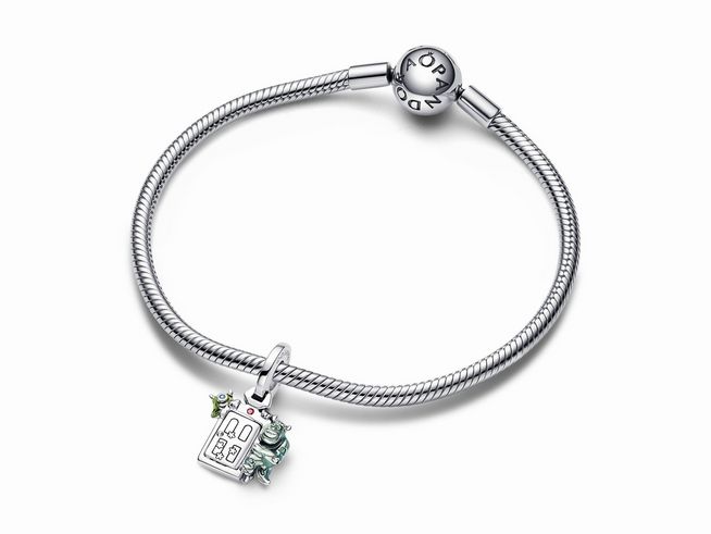 Ein charmantes Armband aus Sterling Silber mit einem bunten Tür-Anhänger inspiriert von Disney Pixar Die Monster AG, verziert mit Zirkonia und Emaille.