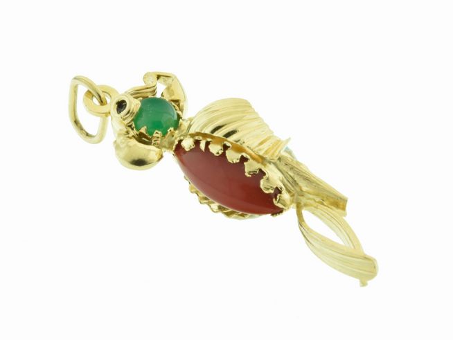 Anhänger Vogel aus Gold 750 mit Koralle in rot und jadegrünem Stein, phantasievolles Design vom Hersteller Juwelier Harnisch, ideal für Tierliebhaber.