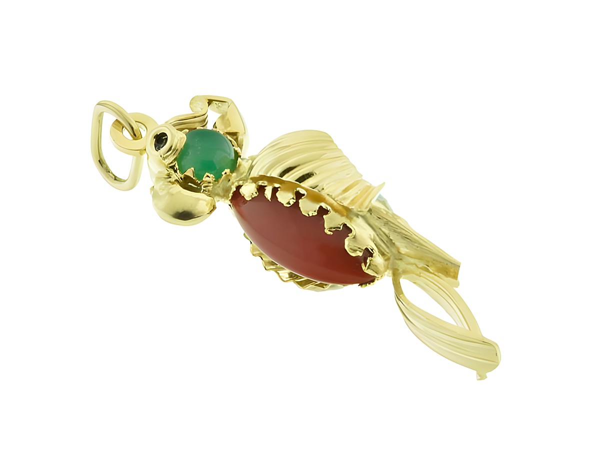 Anhänger Vogel aus Gold 750 mit Koralle in rot und jadegrünem Stein, phantasievolles Design vom Hersteller Juwelier Harnisch, ideal für Tierliebhaber.