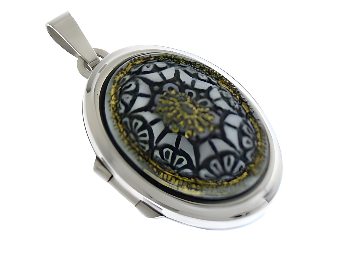 Königlich Medaillon mit Cabochon aus Weißgold 585, Hersteller Juwelier Harnisch, filigranes Design mit farbigen Mustern und glänzender Oberfläche, ideal als edles Schmuckstück.