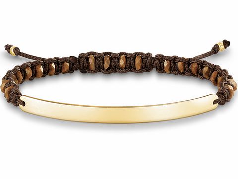 Ein braunes Makramee Armband von Thomas Sabo mit Tigeraugensteinen und einem vergoldeten Edelstahl-Element, verstellbar von 15 bis 21 cm.