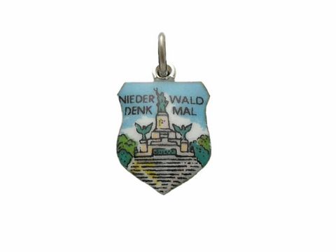 Silber Anhänger mit dem Motiv des Niederwald Denkmals, verziert mit Farben, zeigt das Denkmal und den Schriftzug Niederwald Denkmal, Hersteller Juwelier Harnisch aus Hessen.
