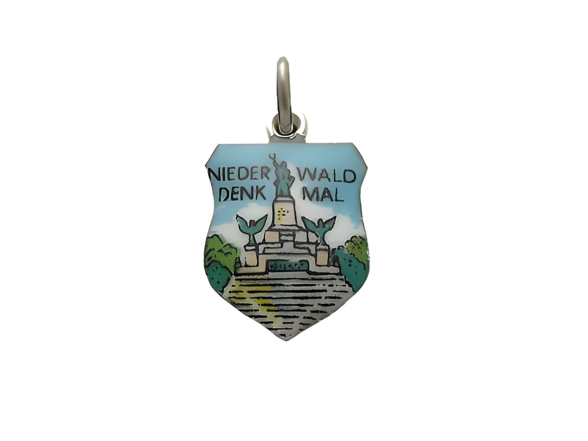 Silber Anhänger mit dem Motiv des Niederwald Denkmals, verziert mit Farben, zeigt das Denkmal und den Schriftzug Niederwald Denkmal, Hersteller Juwelier Harnisch aus Hessen.