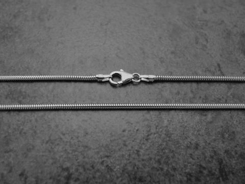 Schlangenkette 50 cm aus Weißgold 585 mit einer Breite von 1,2 x 1,2 mm und einem praktischen Karabinerverschluss, exklusiv vom Juwelier Harnisch.