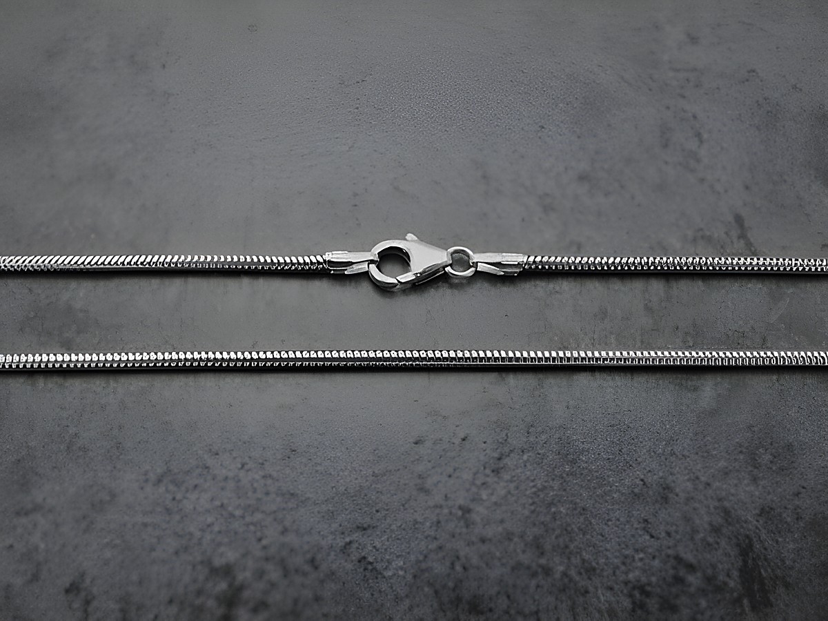 Schlangenkette 50 cm aus Weißgold 585 mit einer Breite von 1,2 x 1,2 mm und einem praktischen Karabinerverschluss, exklusiv vom Juwelier Harnisch.