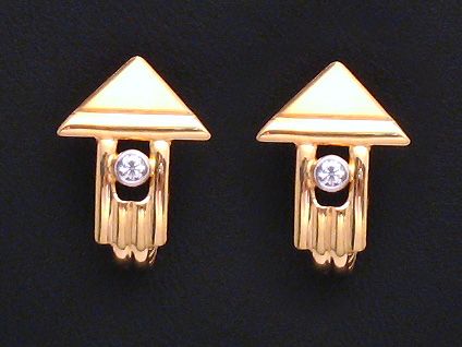 Gold Ohrringe individuell im Design mit Zirkonia. Hersteller Juwelier Harnisch. Die Ohrringe haben eine geometrische Form und funkeln durch die Zirkonia-Steine.
