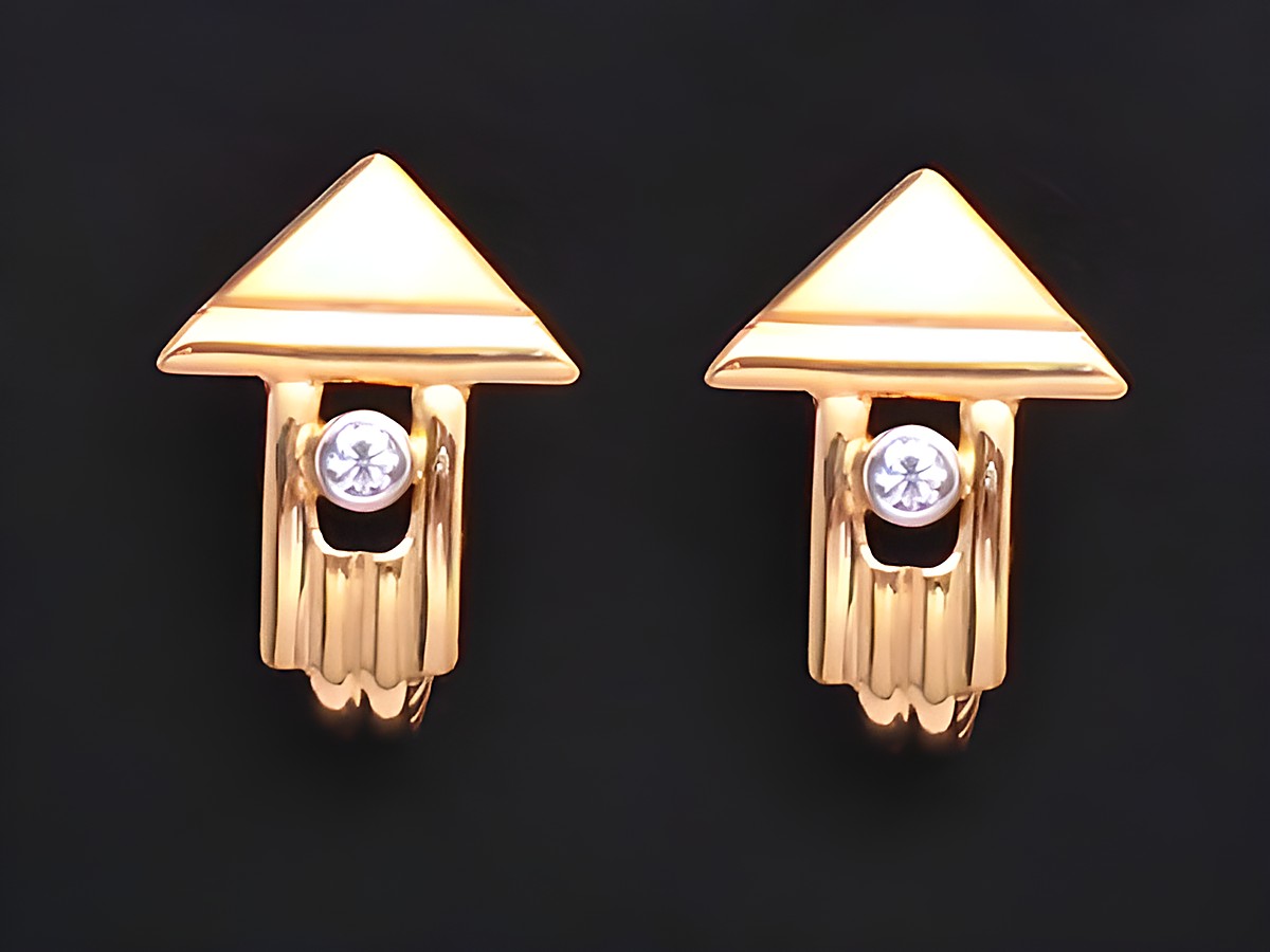 Gold Ohrringe individuell im Design mit Zirkonia. Hersteller Juwelier Harnisch. Die Ohrringe haben eine geometrische Form und funkeln durch die Zirkonia-Steine.