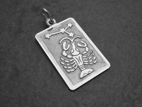 Sternzeichen Anhänger aus Sterling Silber rhodiniert im rechteckigen Design mit Krebs-Motiv und Sternen, gefertigt von Juwelier Harnisch. Ideal als besonderes Schmuckstück.
