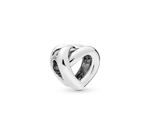 Silberner Charm von Pandora in Herzform, mit einem knoteten Design, gefertigt aus hochwertigem Silber, ideal für Armreifen oder Schmuckkollektionen.