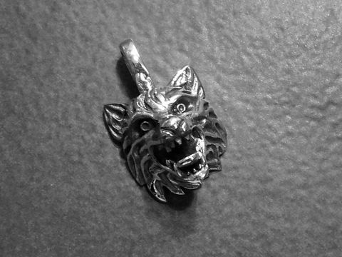 Wolf 925 Sterling Silber Anhänger Canis Lupus von Juwelier Harnisch zeigt einen detaillierten Wolfskopf mit freiem Fang und ausdrucksstarken Augen, ideal für Tierliebhaber.