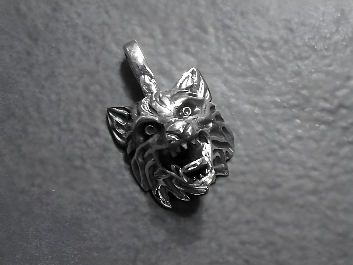 Wolf 925 Sterling Silber Anhänger Canis Lupus von Juwelier Harnisch zeigt einen detaillierten Wolfskopf mit freiem Fang und ausdrucksstarken Augen, ideal für Tierliebhaber.
