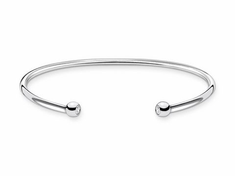 Armreifen aus Silber mit klaren Zirkonia-Steinen. Schlichtes Design mit offenen Enden und modernem Look, ideal für täglichen Gebrauch oder besondere Anlässe. Maße: 15,5 cm.