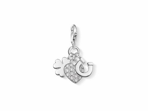 Silberner Thomas Sabo Lucky Charm Anhänger mit Zirkonia, bestehend aus einem vierblättrigen Kleeblatt, einem Herz und einem Hufeisen als Glücksbringer.