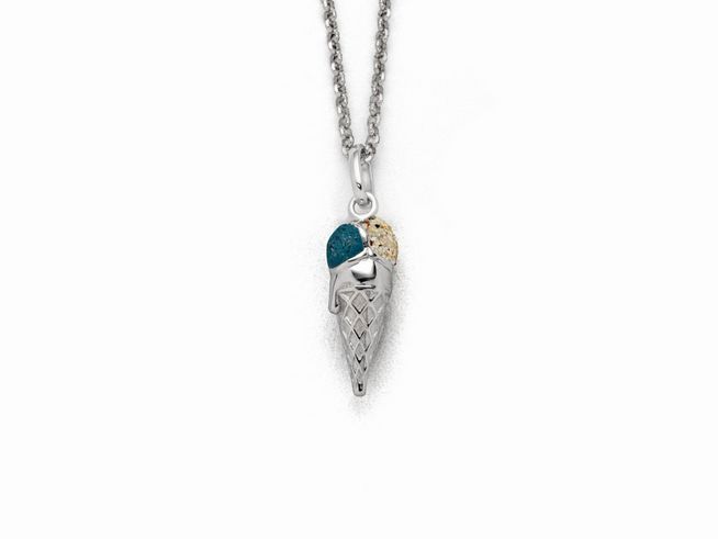Eleganter DUR Anhänger in Form einer Eistüte aus Sterling Silber, verziert mit blauem Strandsand und Sand in Cremetönen, ideal für einen sommerlichen Look.