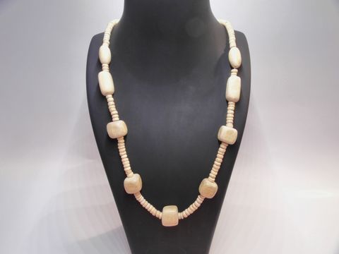 Holzkette Multiform 15 mm naturbraun 60 cm aus Holzschmuck, von Juwelier Harnisch, elegant und zeitlos, ideal für jeden Anlass.
