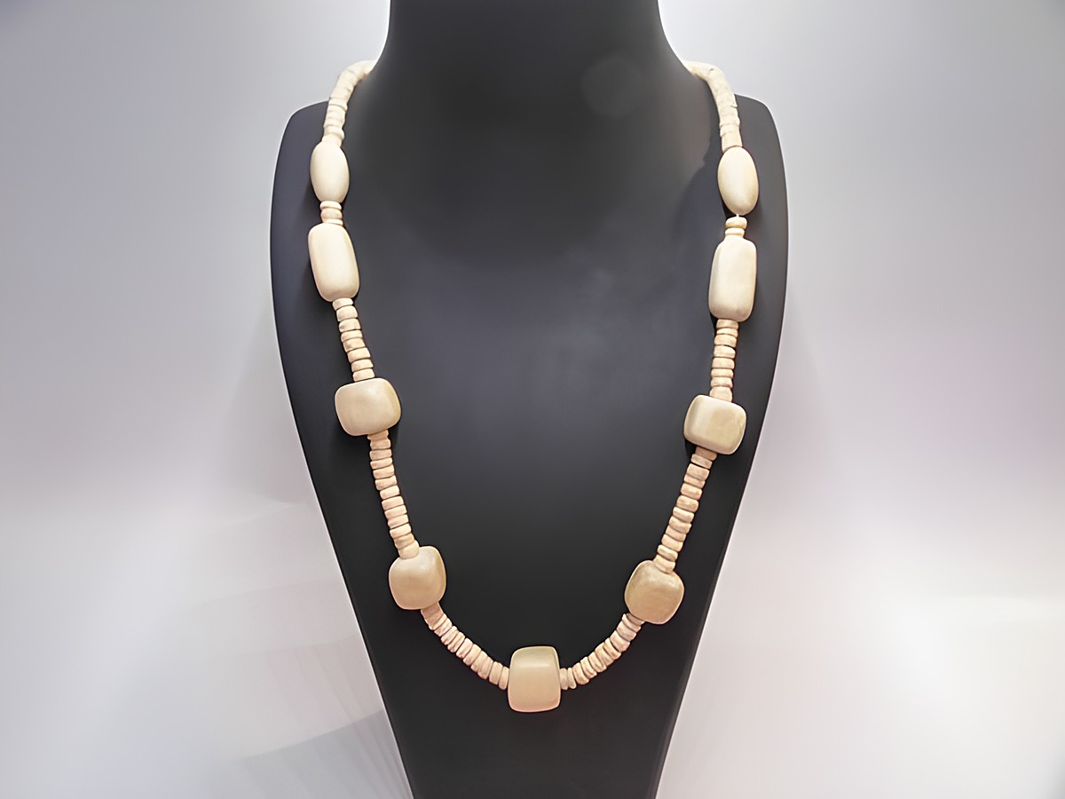 Holzkette Multiform 15 mm naturbraun 60 cm aus Holzschmuck, von Juwelier Harnisch, elegant und zeitlos, ideal für jeden Anlass.
