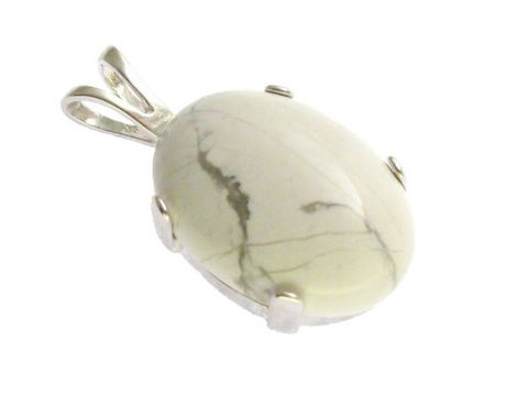 37147-0 Magnesit Cabochon in ovaler Form, gefasst in einem filigranen Sterling Silber Anhänger, hergestellt von Juwelier Harnisch, mit einzigartigen schwarzen Aderungen im Stein.