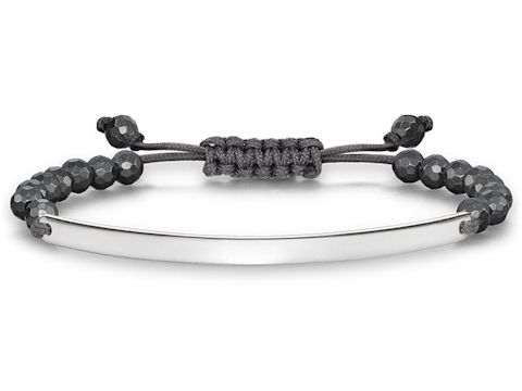 Rekonstruierter Hämatit und graues Nylon bilden ein elegantes Makramee Armband von Thomas Sabo, mit verstellbarer Länge von 16 bis 21 cm und einem schlichten silbernen Element.