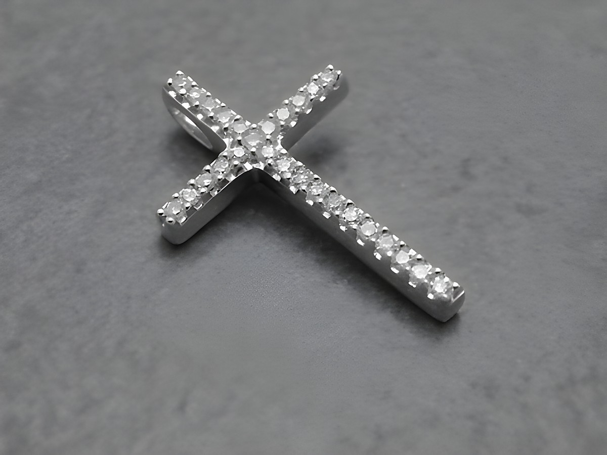 Hängender Kreuzanhänger aus rhodiniertem Sterling Silber, filigran gearbeitet und mit funkelnden Diamanten besetzt, Hersteller Juwelier Harnisch, eleganter Steinbesatz.
