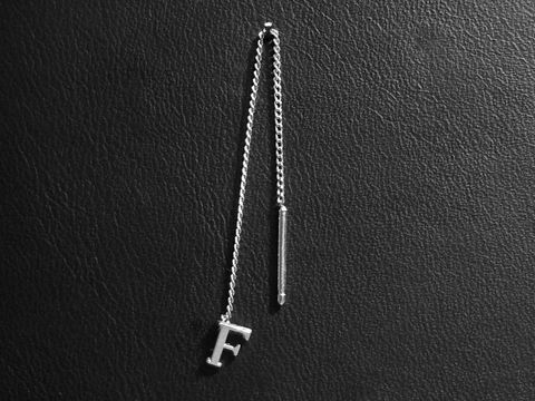 Silber Ohrring mit Buchstaben F als Initiale, eleganter Ohrhänger von Juwelier Harnisch, einzigartiges Design, ideal als persönliches Geschenk oder für den eigenen Schmuckstil.