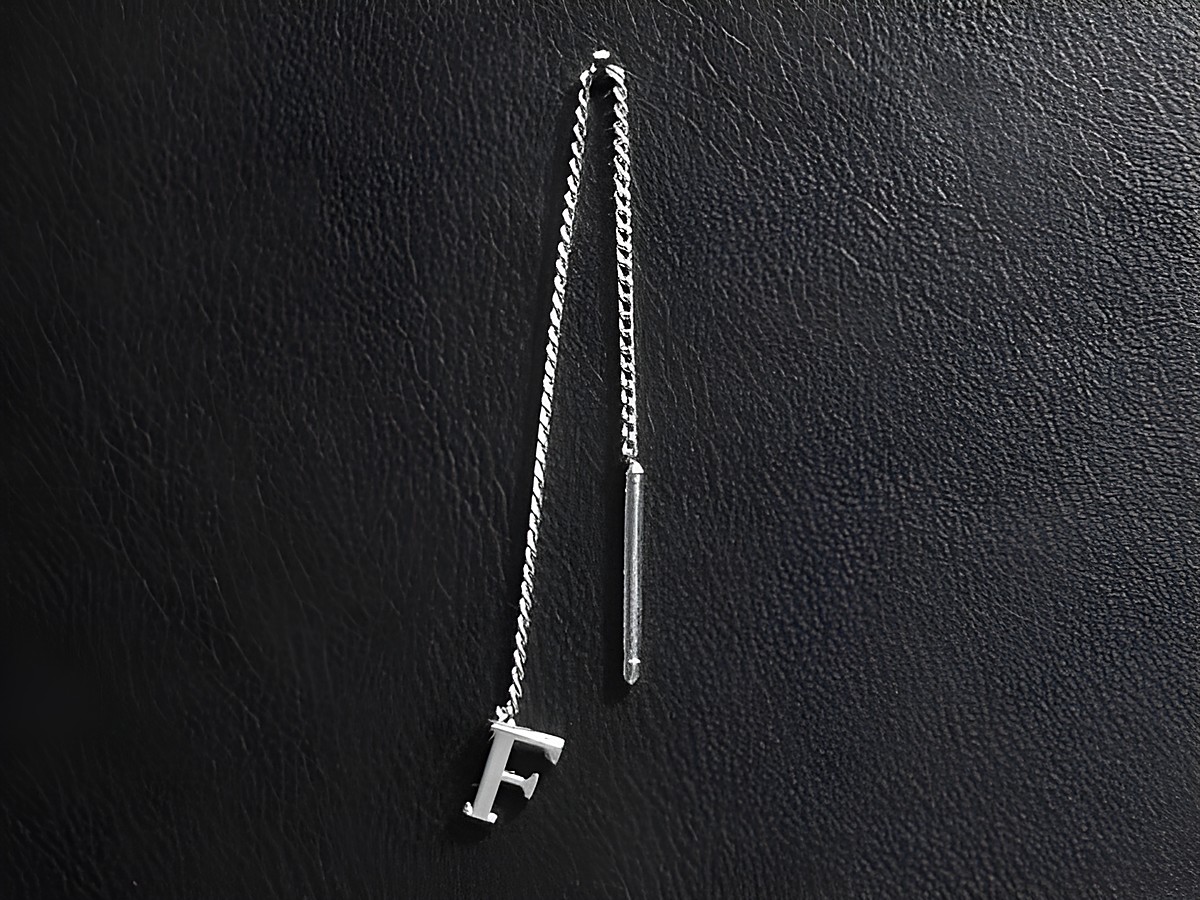 Silber Ohrring mit Buchstaben F als Initiale, eleganter Ohrhänger von Juwelier Harnisch, einzigartiges Design, ideal als persönliches Geschenk oder für den eigenen Schmuckstil.