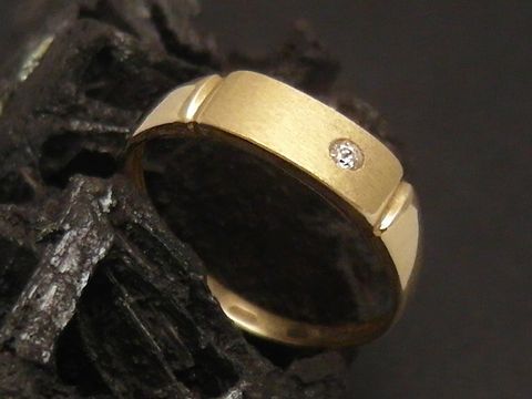 47125-0 Goldring mit Zirkonia, zeitloses Design, Größe 52, Hersteller Juwelier Harnisch, geeignet bis Größe 52/17, glänzende Oberfläche und schlichte Eleganz.