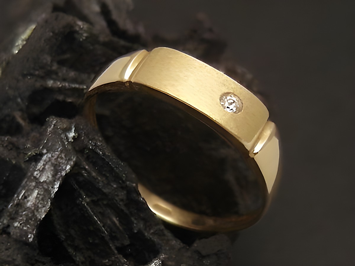 Goldring mit Zirkonia, zeitloses Design, Größe 52, Hersteller Juwelier Harnisch, geeignet bis Größe 52/17, glänzende Oberfläche und schlichte Eleganz.