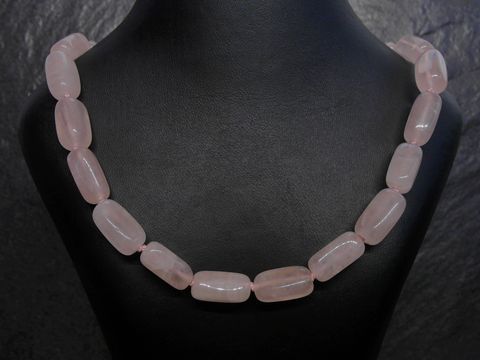 Eckige Silberkette rhodiniert mit Rosenquarz in rosa und Karabiner, Länge 54 cm, vom Hersteller Juwelier Harnisch, Steinketten, elegant und zeitlos gestaltet.