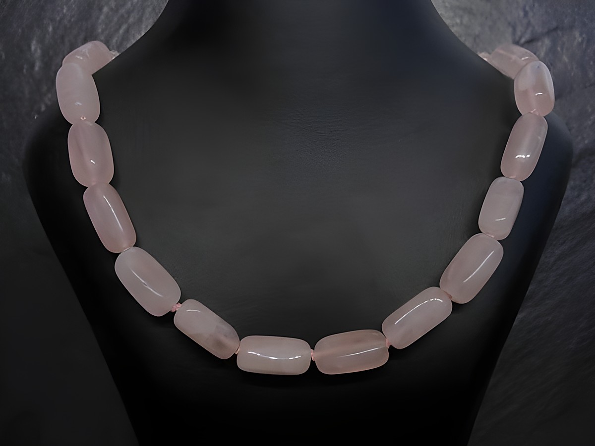Eckige Silberkette rhodiniert mit Rosenquarz in rosa und Karabiner, Länge 54 cm, vom Hersteller Juwelier Harnisch, Steinketten, elegant und zeitlos gestaltet.