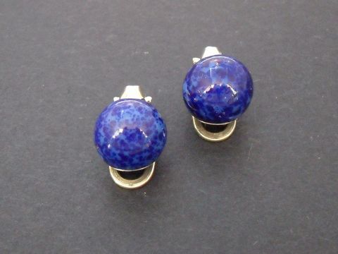 Ohrclip in blau zeitlos mit goldfarbener Fassung und synthetischem Lapis, Hersteller Juwelier Harnisch, elegantes und modernes Design für jeden Anlass.