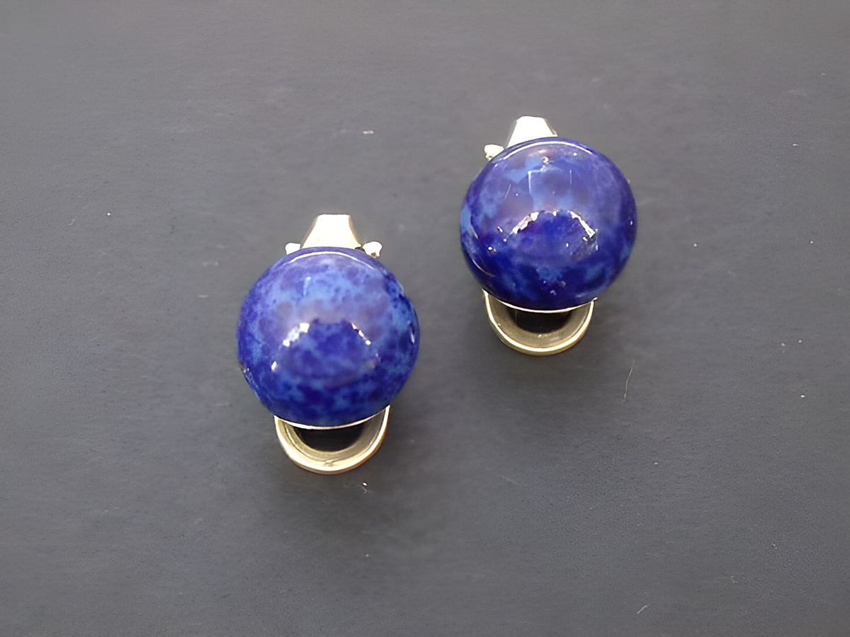 Ohrclip in blau zeitlos mit goldfarbener Fassung und synthetischem Lapis, Hersteller Juwelier Harnisch, elegantes und modernes Design für jeden Anlass.