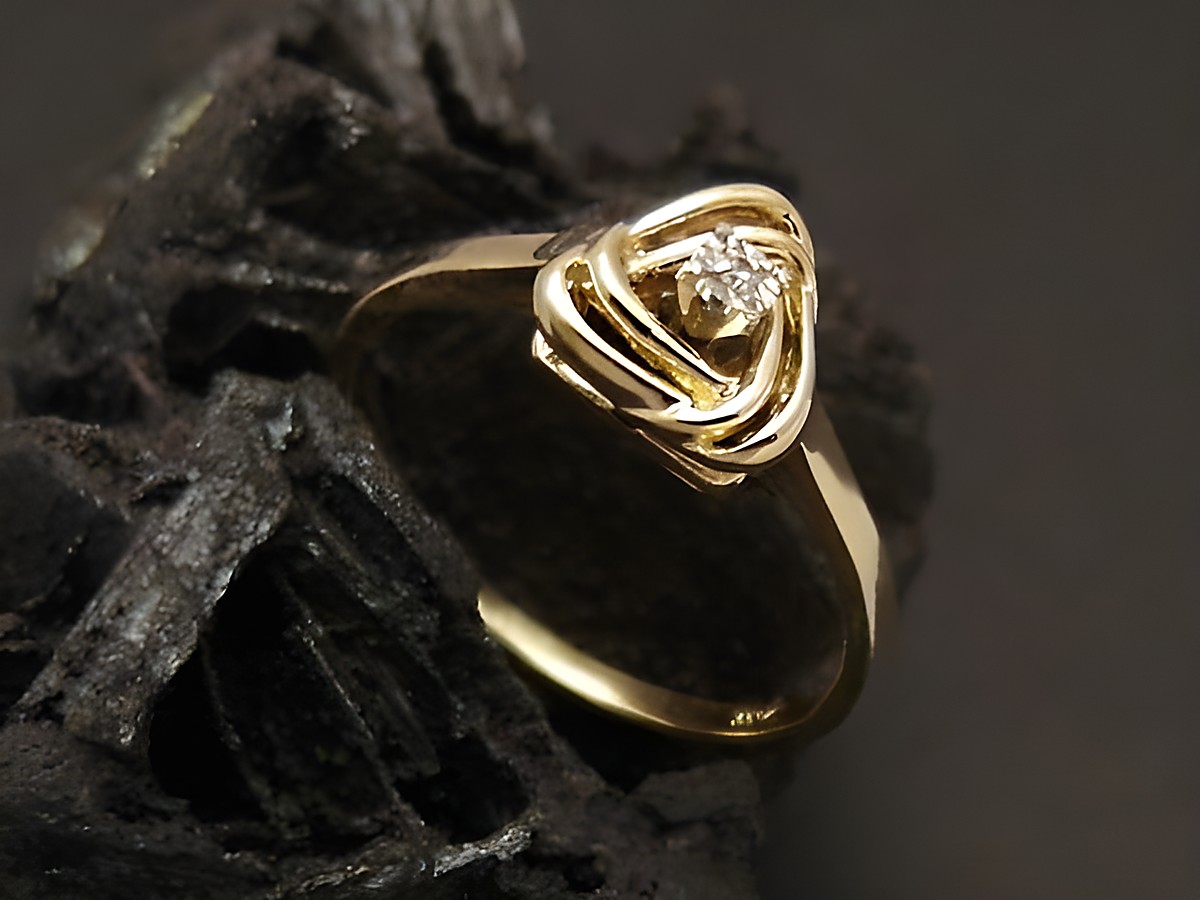 Goldring charmant aus Gold 333 mit Diamant in Größe 55, Hersteller Juwelier Harnisch, bis Größe 56/18. Elegantes Design mit funkelndem Stein. Ideal für besondere Anlässe.