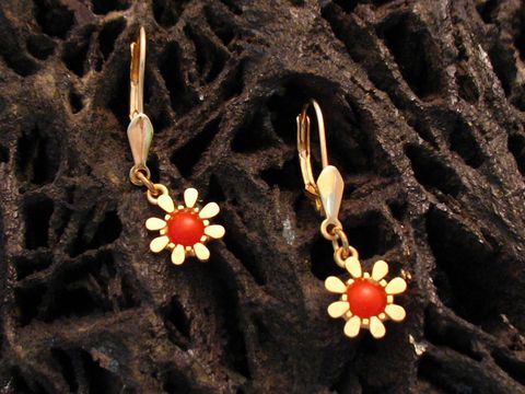 Ohrringe Blume - Gold 333 - hängend - Koralle, Hersteller: Juwelier Harnisch, Ohrhänger mit Stein in floraler Form, ideal für elegante Anlässe.
