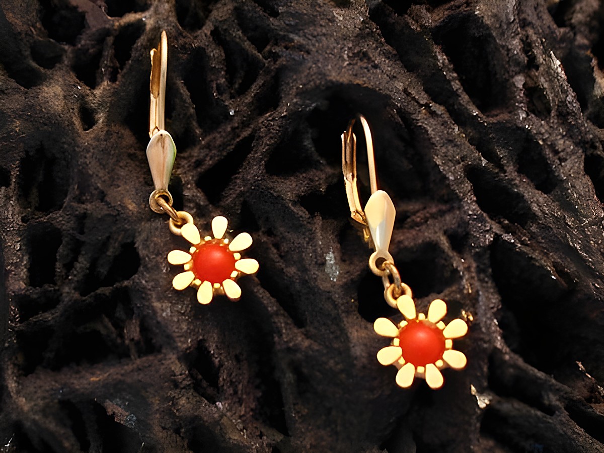 Ohrringe Blume - Gold 333 - hängend - Koralle, Hersteller: Juwelier Harnisch, Ohrhänger mit Stein in floraler Form, ideal für elegante Anlässe.