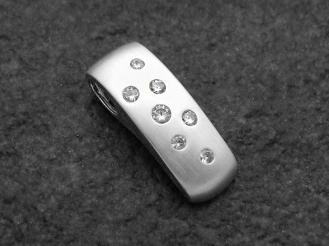 Elegance Anhänger aus Sterling Silber mit Zirkonia, Hersteller Juwelier Harnisch, besonderes Design, schlichte Eleganz mit funkelnden Elementen, ideal für besondere Anlässe.