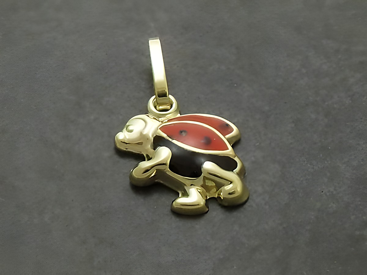 Marienkäfer Anhänger aus Gold 333, niedlich gestaltet mit bunten Details, idealer Kinderschmuck vom Hersteller Juwelier Harnisch. Perfekt für kleine Tierliebhaber.