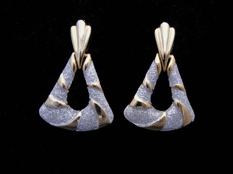 Dreieckige Ohrringe aus goldfarbenem und silberfarbenem funkelndem Modeschmuck von Juwelier Harnisch, inklusive Ear Cuffs, ideal für jeden Anlass.