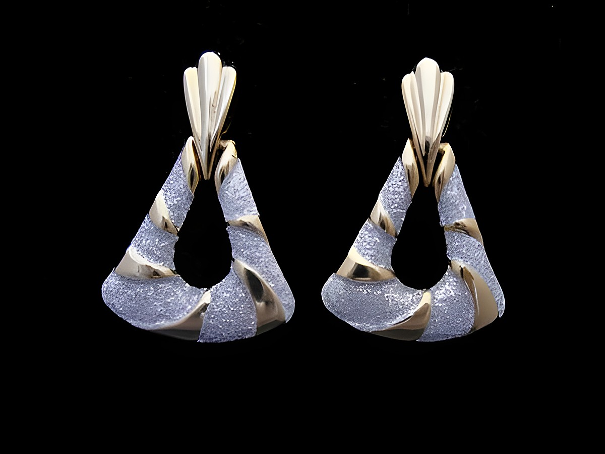 Dreieckige Ohrringe aus goldfarbenem und silberfarbenem funkelndem Modeschmuck von Juwelier Harnisch, inklusive Ear Cuffs, ideal für jeden Anlass.