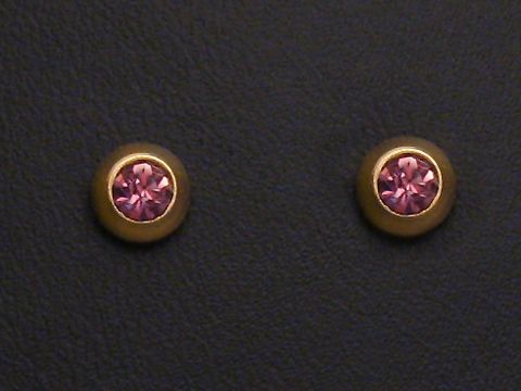 Lila facettierte Ohrstecker aus Gold mit zusätzlichen Steinen, Hersteller Juwelier Harnisch, elegantes Schmuckstück für jeden Anlass.