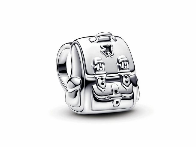 Der Pandora Abenteuer-Rucksack Charm aus Sterling Silber zeigt einen detaillierten kleinen Rucksack mit Schnallen und einem Flugzeugmotiv, ideal für Reise- und Urlaubsthemen.