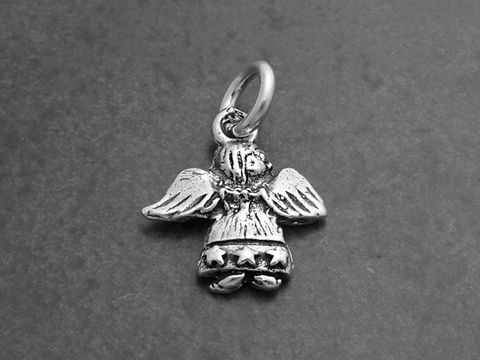 925 Sterling Silber Anhänger eines Engels von hinten gesehen, gefertigt von Juwelier Harnisch, filigran gearbeitet mit ausgeprägten Flügeln und Sternen auf dem Kleid.
